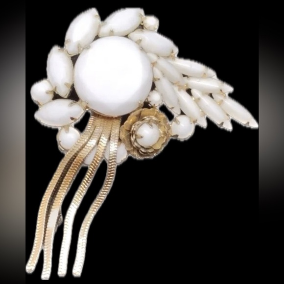 Verified ALICE CAVINESS Vintage White Milk Glass Chain Metal Carnation Brooch - Picture 1 of 6